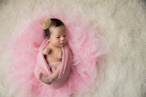ニューボーンフォトって何 出産直後に産院や自宅で撮影する 新生児写真 がブーム ママ記事 こどものヒトサラ